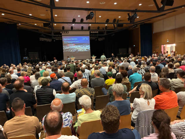 600 Bürger:innen informierten sich auf Einladung der Gemeinde im Stadtsaal Feldkirchen über den aktuellen Planungsstand im Projekt Netzraum Kärnten.